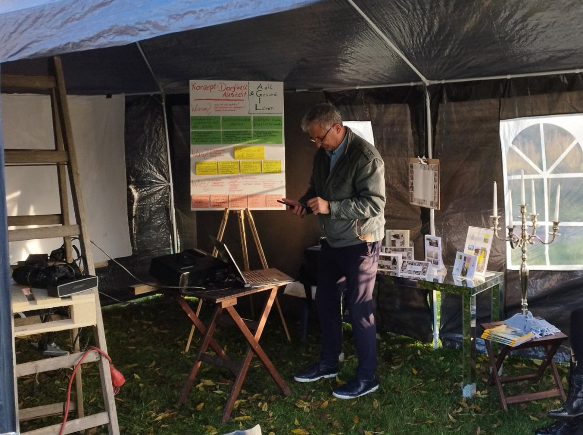 26. Oktober 2024 | Schlösserherbst in Vorpommern | Nebel & Spinngewebtes über Dargibell